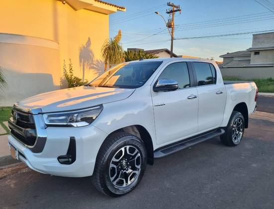 TOYOTA HILUX 2.8 D-4D TURBO DIESEL CD SRX 4X4 AUTOMÁTICO